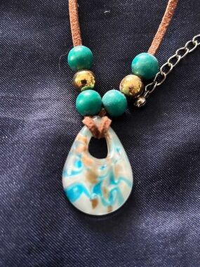 NECKLACE NECKLACE GLASS DROP TURQUOISE, CREAM AND TAN WITH TURQUOISE & GOLD TONE
